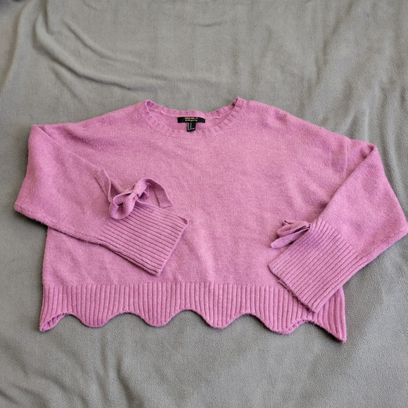 Forever 21 Sweaters - FOREVER 21 COMTEMPORARY Sweater cropped top purple scallooped slit arms cozy